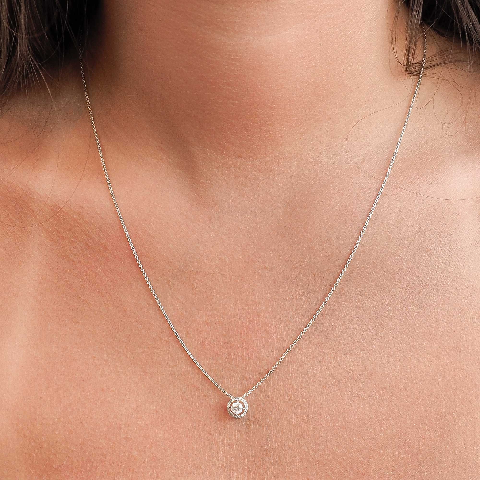 Gargantilla con orla de diamantes en oro blanco