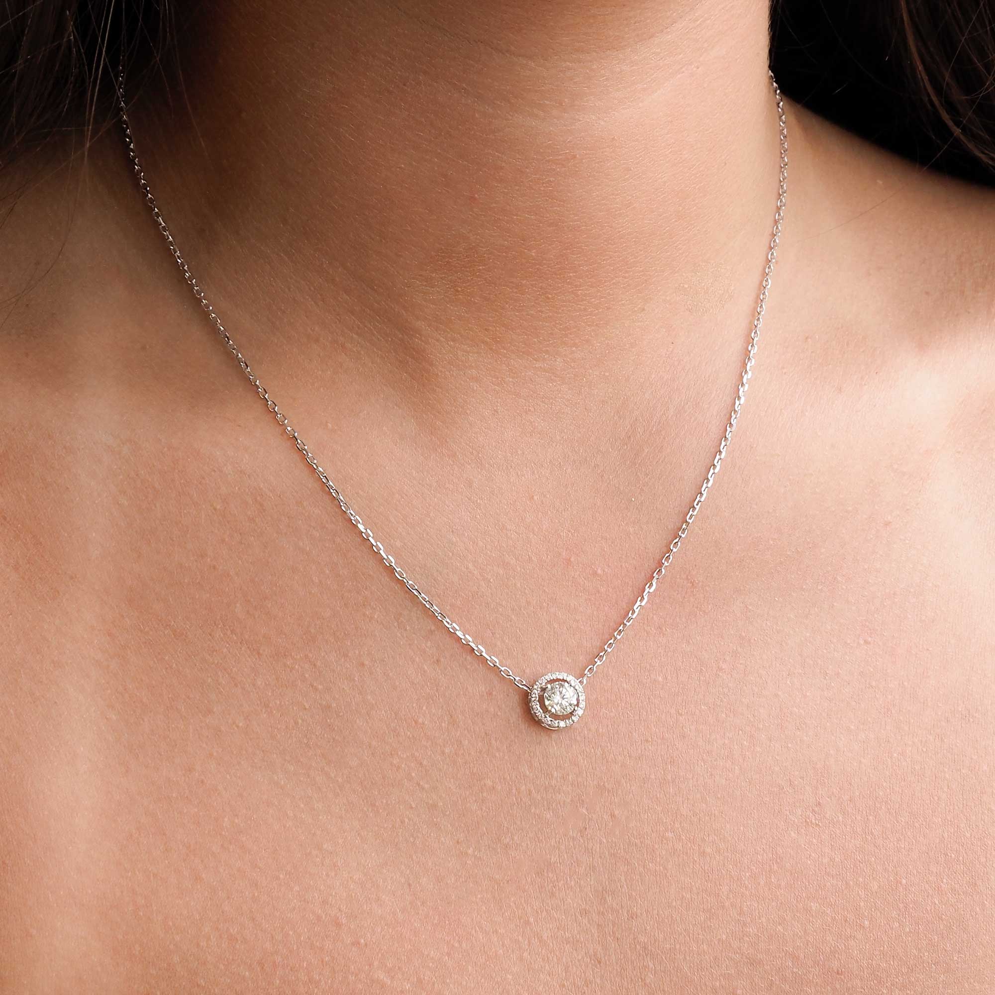 Gargantilla con orla de diamantes en oro blanco