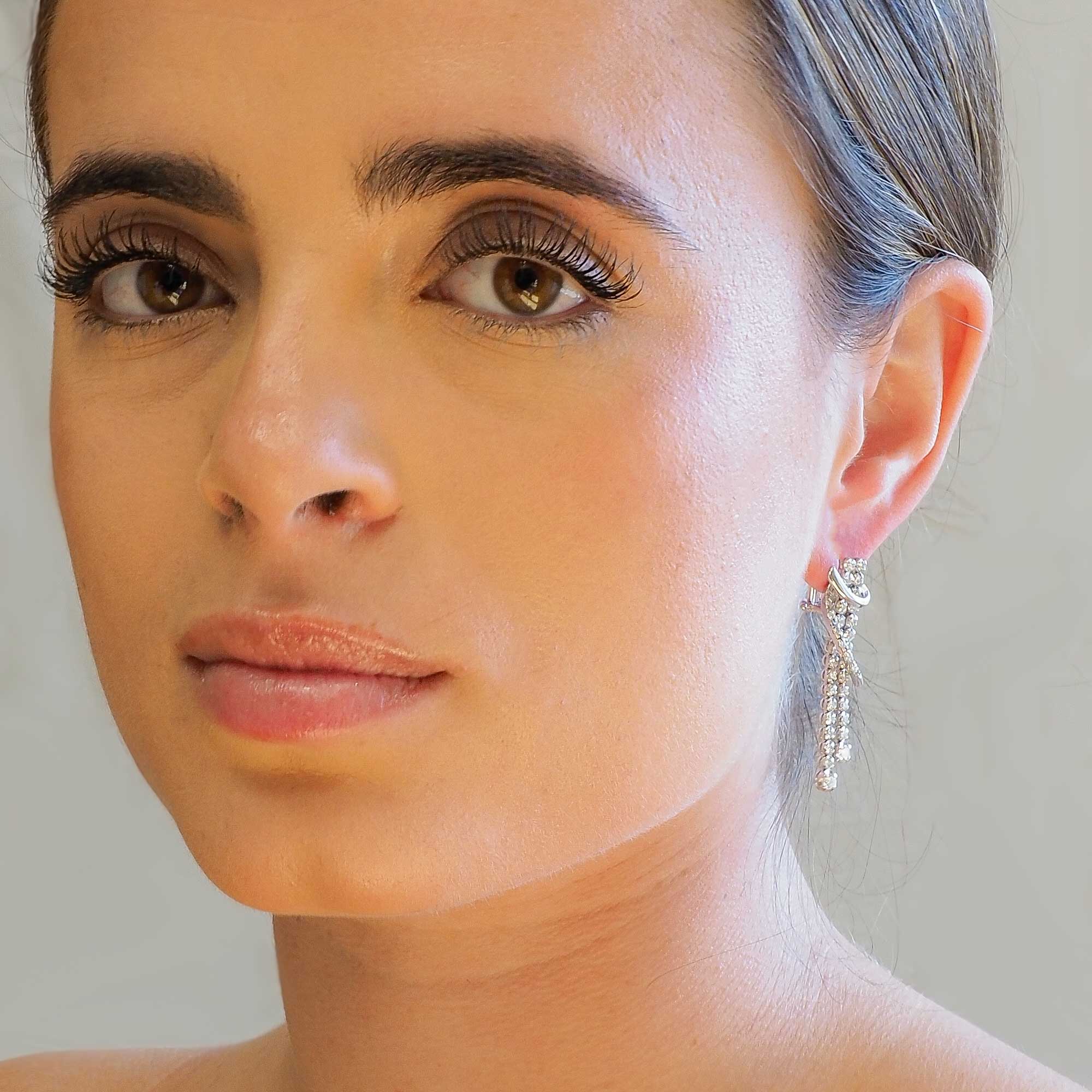 Pendientes largos con diamantes en oro blanco