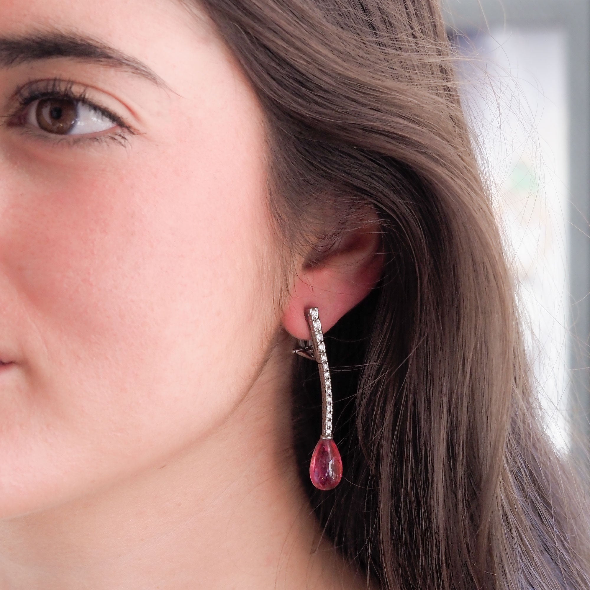 Pendientes largos brillantes y turmalinas