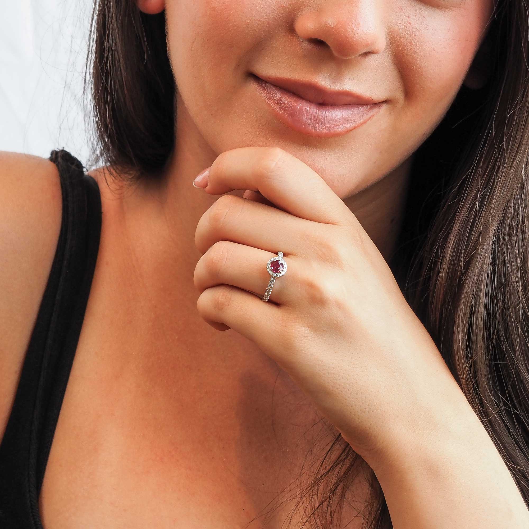 Sortija con rubí y diamantes