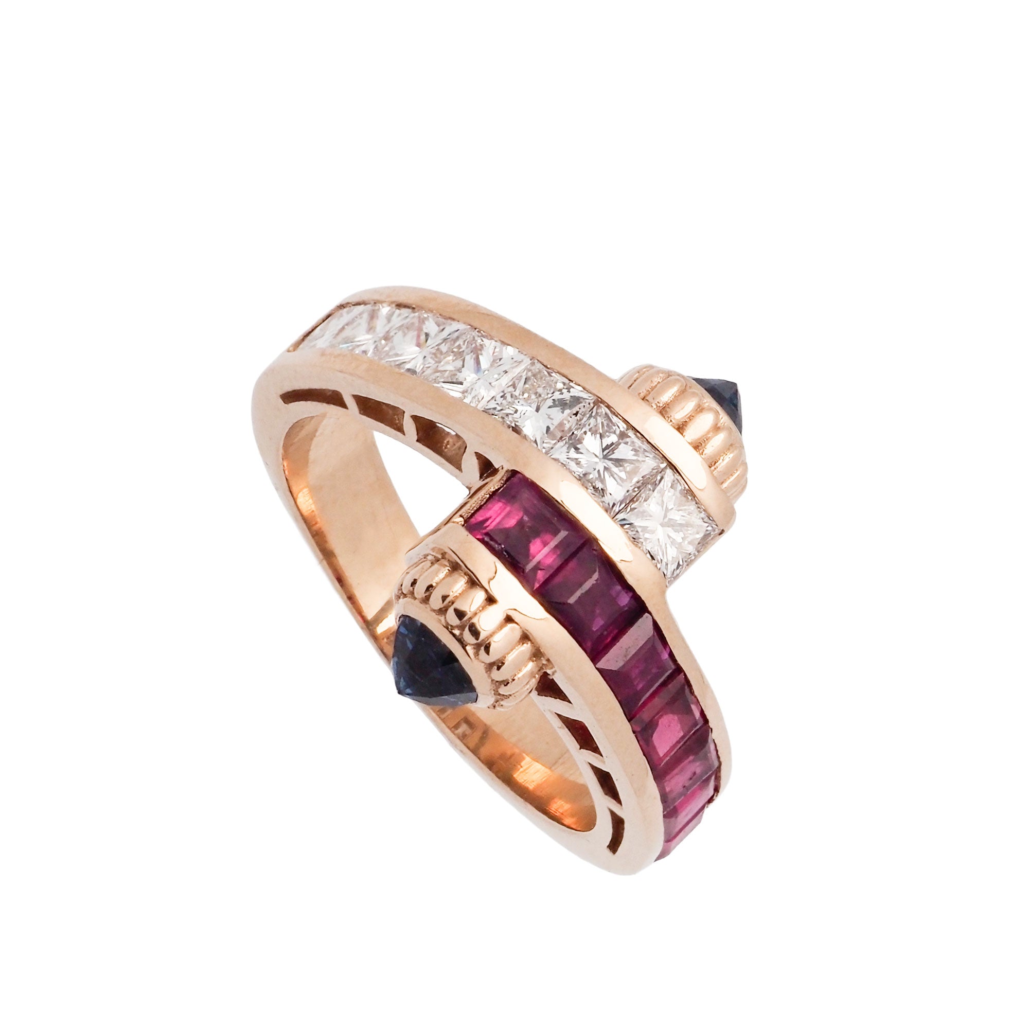 Sortija de diamantes talla princesa, rubíes y zafiros