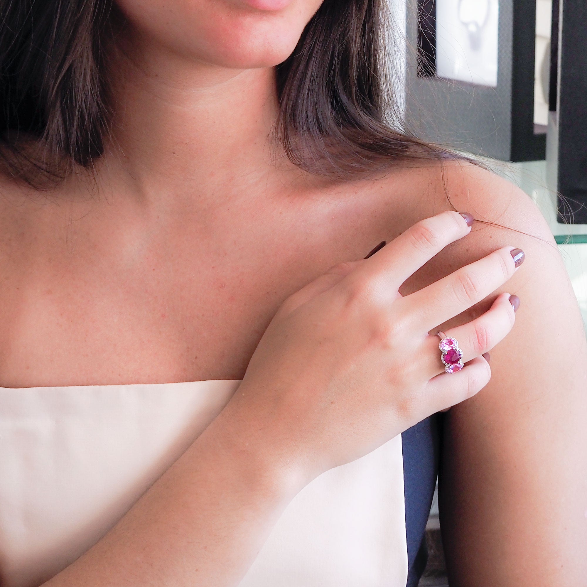 Sortija de brillantes, rubi y zafiros rosa