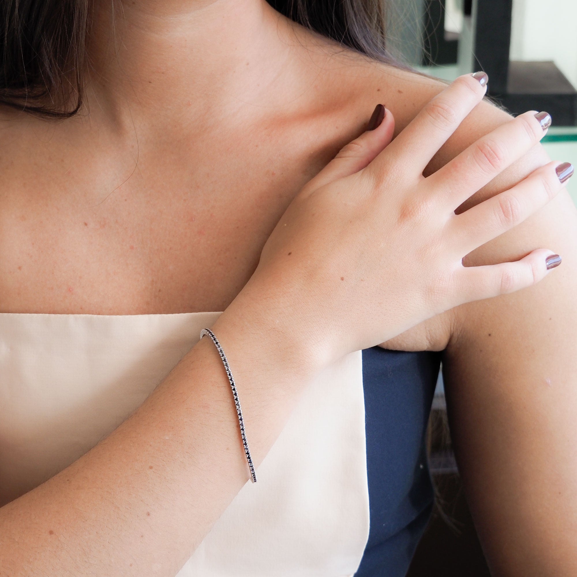 Pulsera riviere de oro blanco y diamantes negros