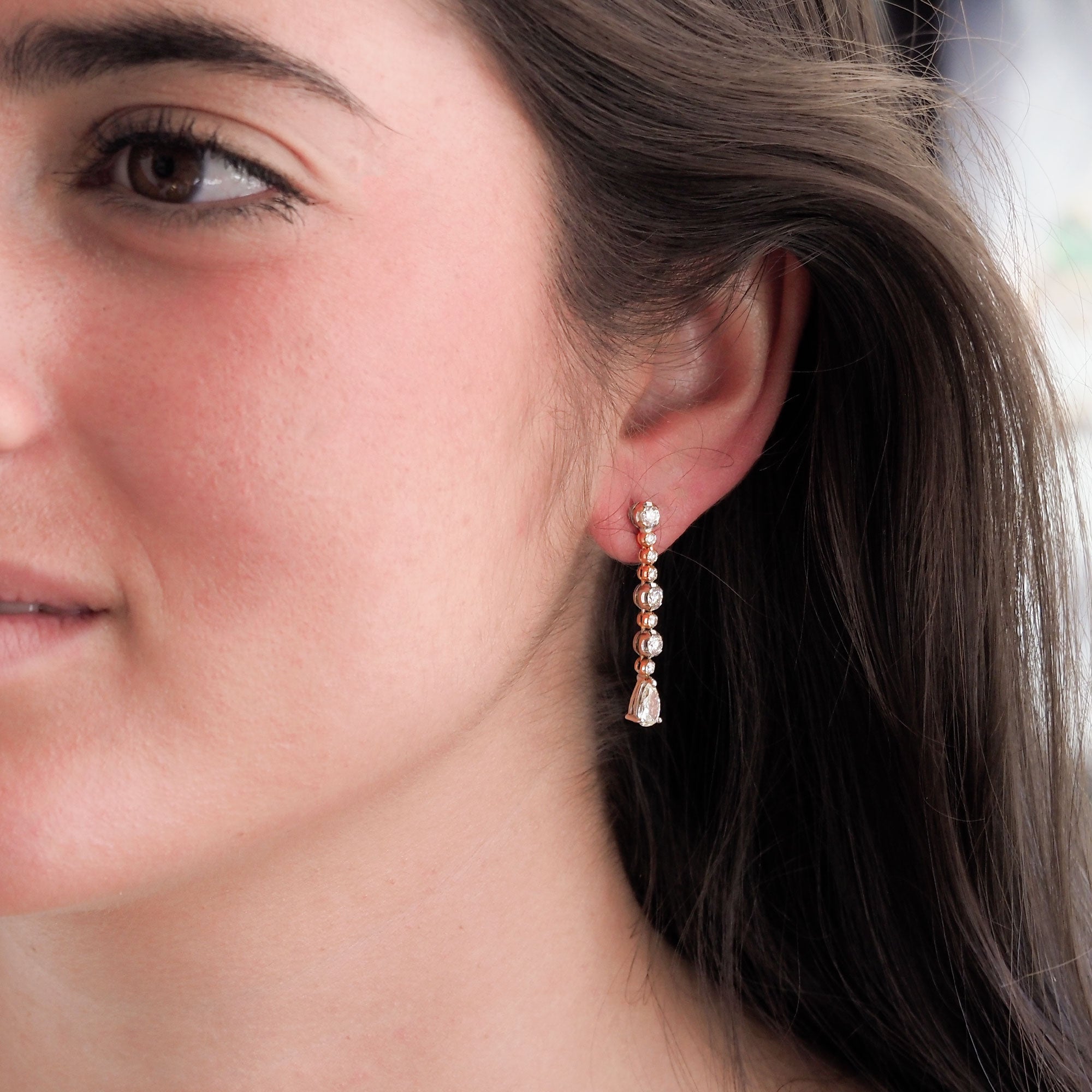 Pendientes largos brillantes y peras