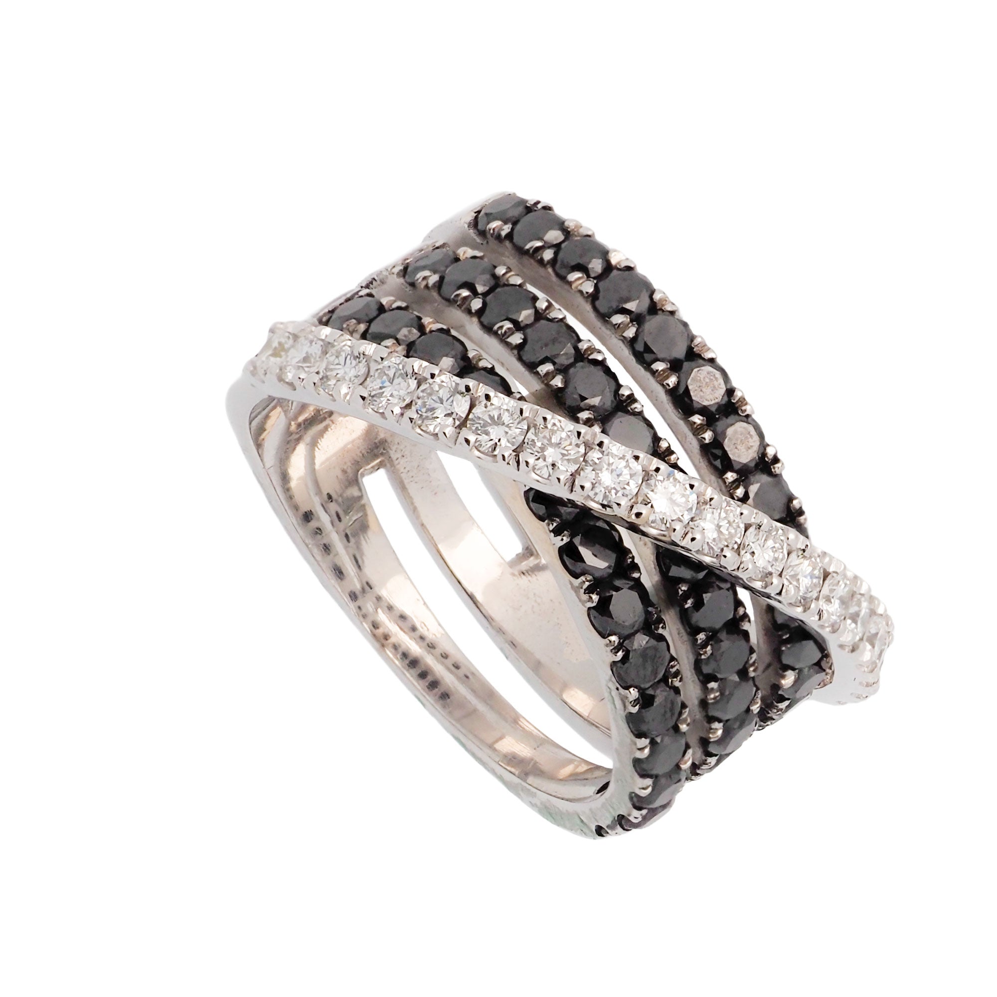 Sortija de diamante negro y brillantes