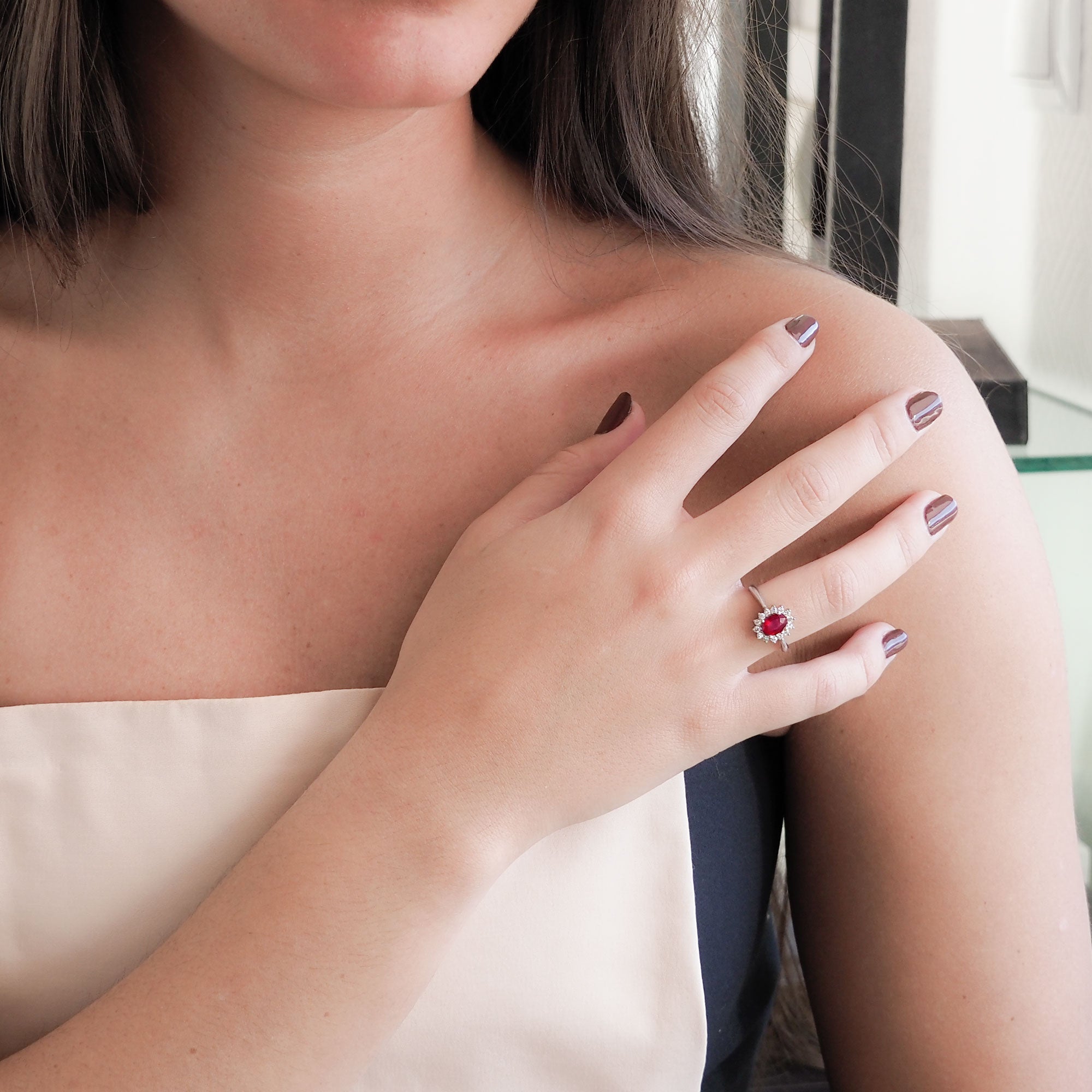 Sortija de diamantes y rubí central